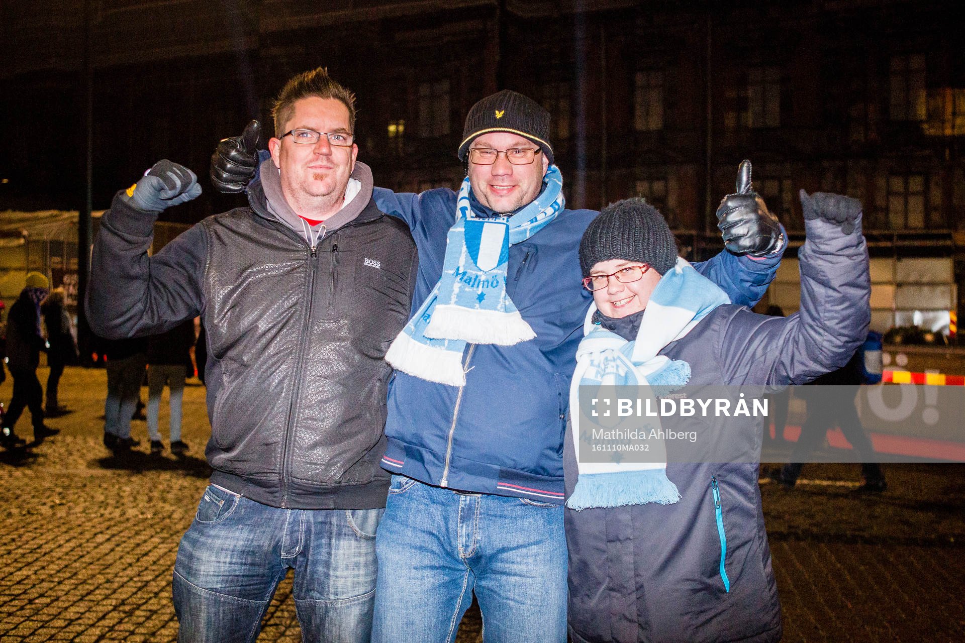 Supportrar väntar på att spelarna ska anlända när