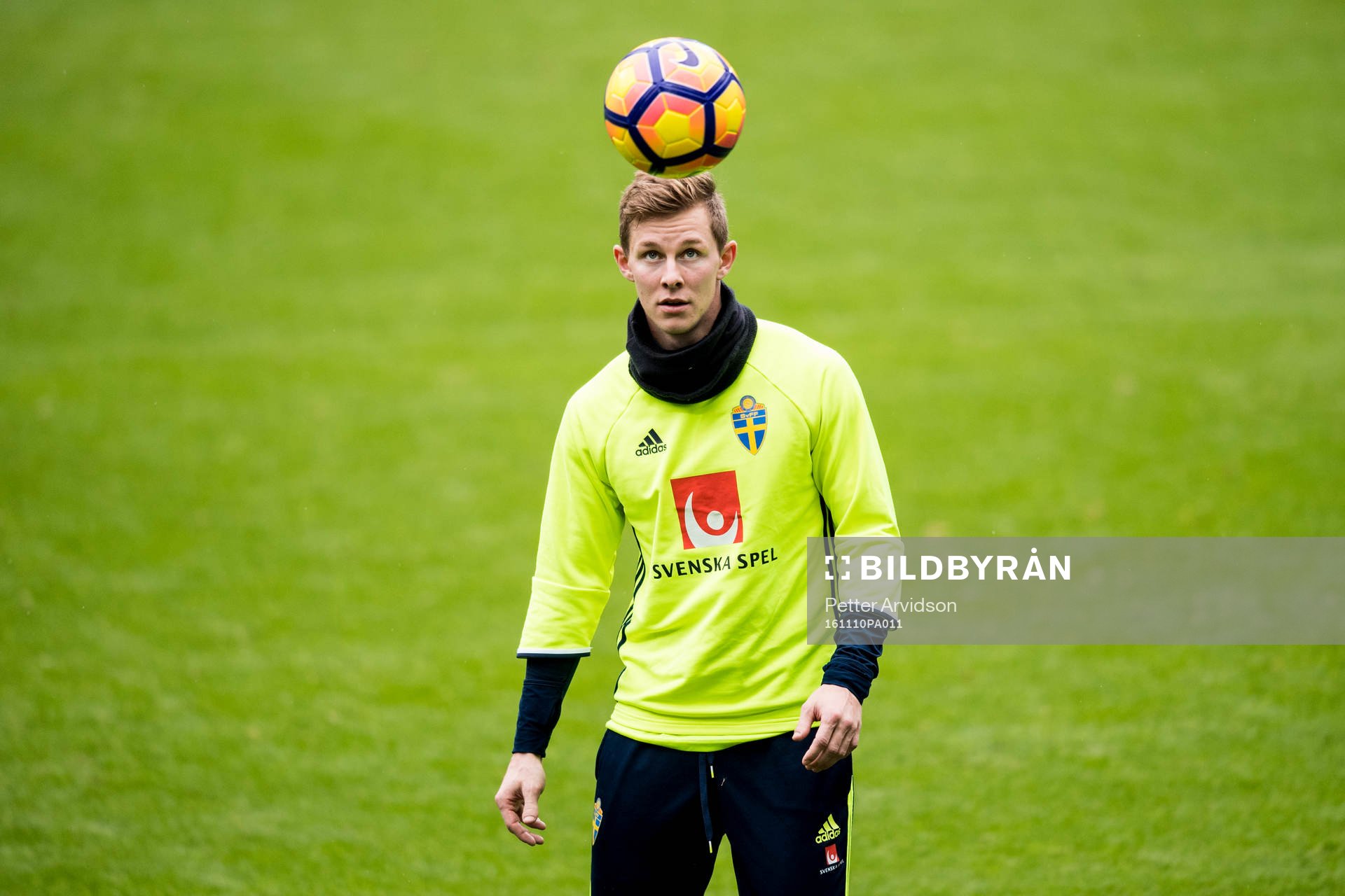 Emil Krafth under en träning med Sveriges fotbollslandslag den 10 november 2016 i Saint-Denis.
