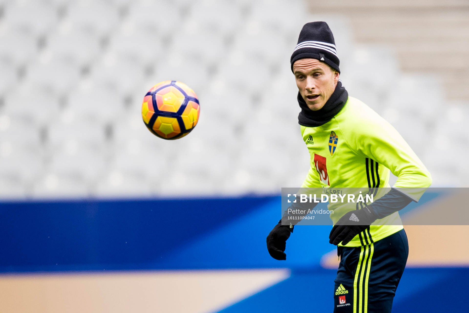 Oscar Wendt under en träning med Sveriges fotbollslandslag den 10 november 2016 i Saint-Denis.