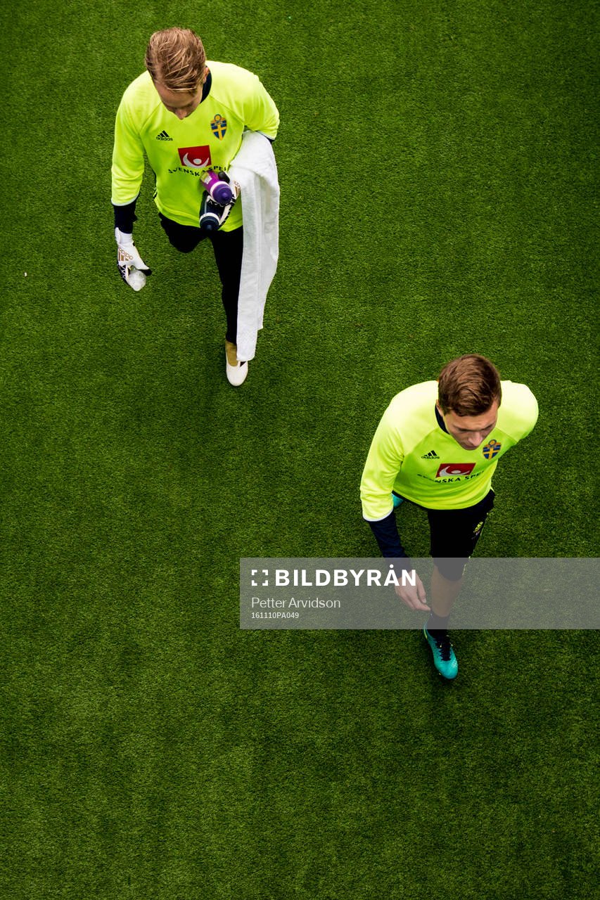 Målvakt Patrik Carlgren och Victor Nilsson Lindelöf
