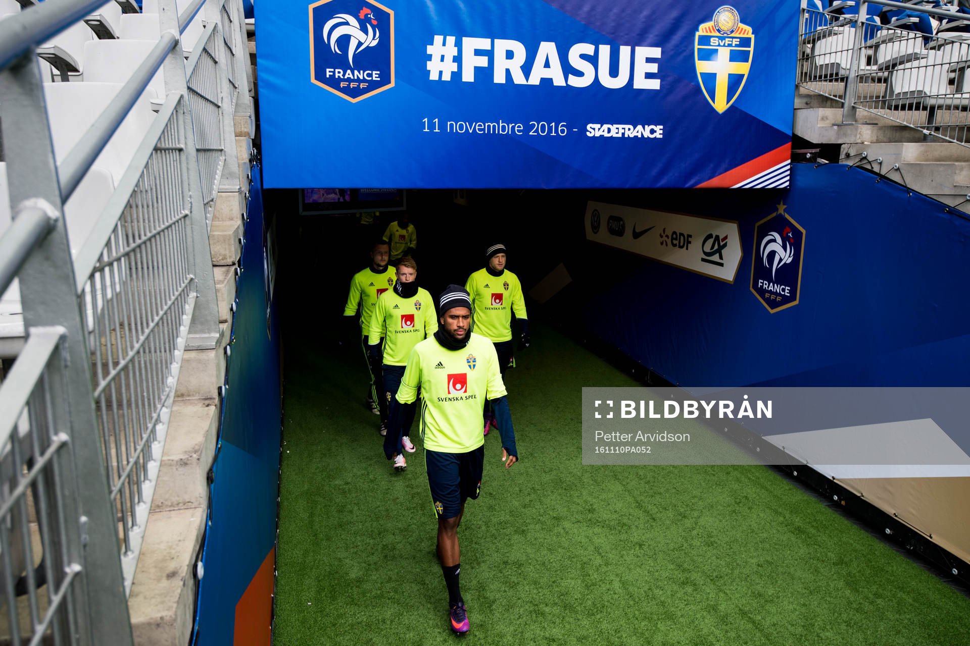 Isaac Kiese Thelin anländer till en träning med Sveriges fotbollslandslag den 10 november 2016 i Saint-Denis.