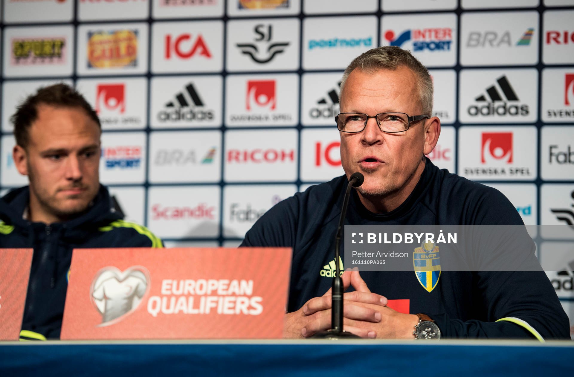 Sveriges förbundskapten Janne Andersson och Andreas Granqvist under en presskonferens den 10 november 2016 i Saint-Denis.