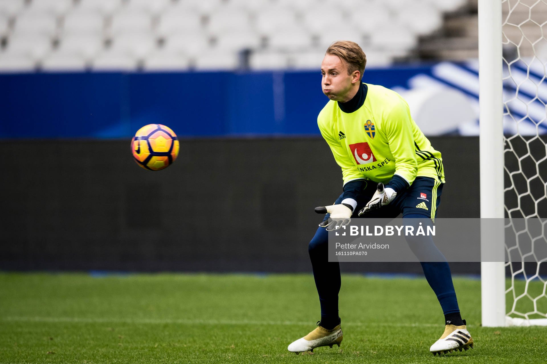 Målvakt Patrik Carlgren under en träning med Sveriges fotbollslandslag den 10 november 2016 i Saint-Denis.