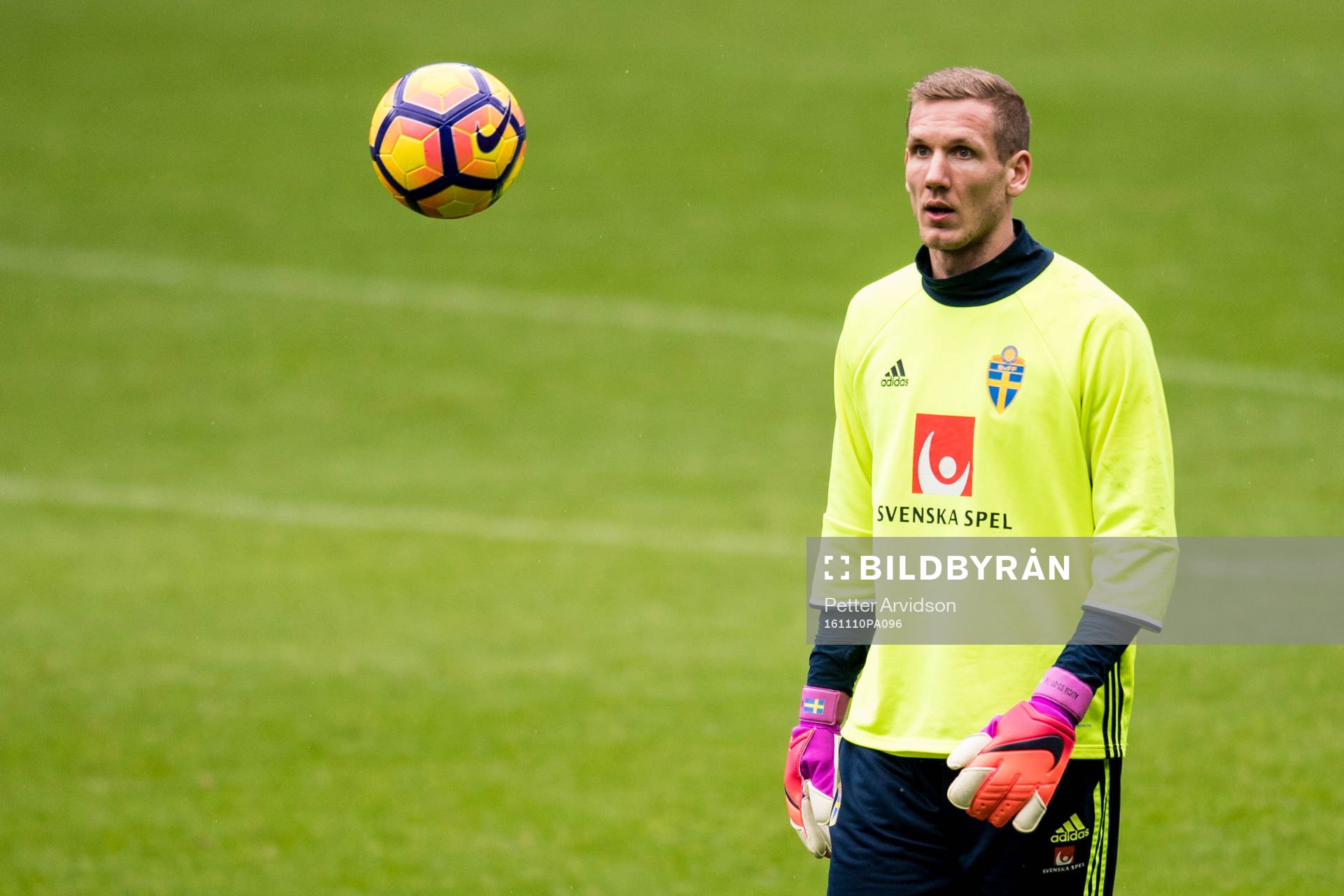 Målvakt Robin Olsen under en träning med Sveriges fotbollslandslag den 10 november 2016 i Saint-Denis.