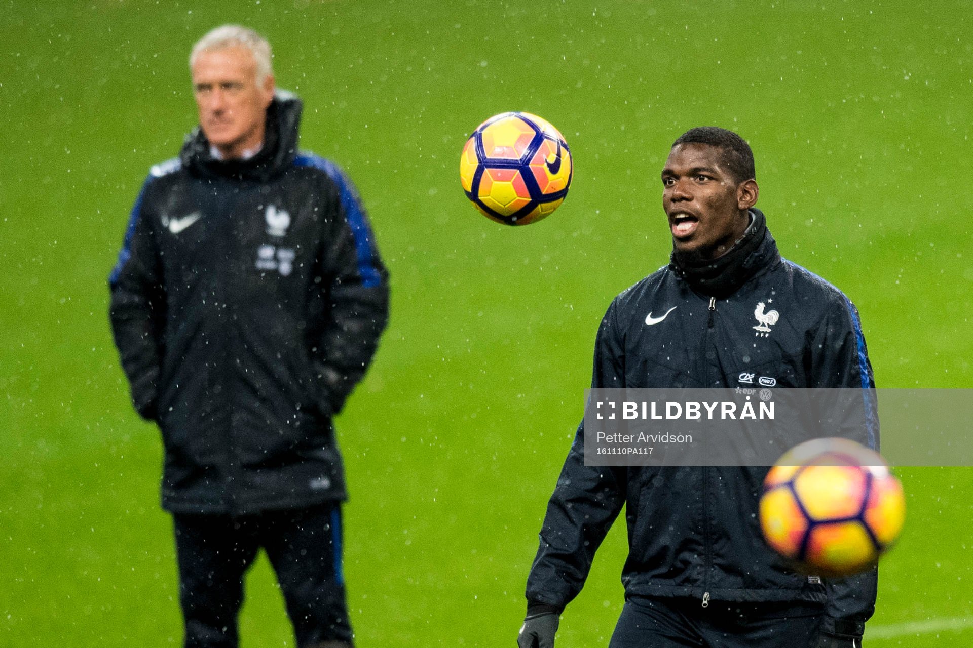 Frankrikes Paul Pogba och i bakgrunden förbundskapten