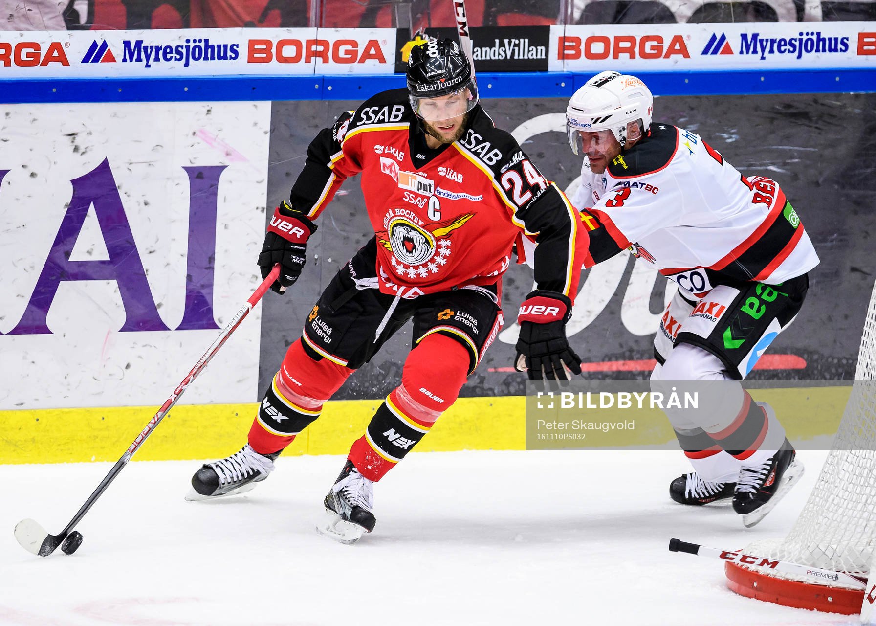 Luleås Johan Harju med pucken håller undan Malmö