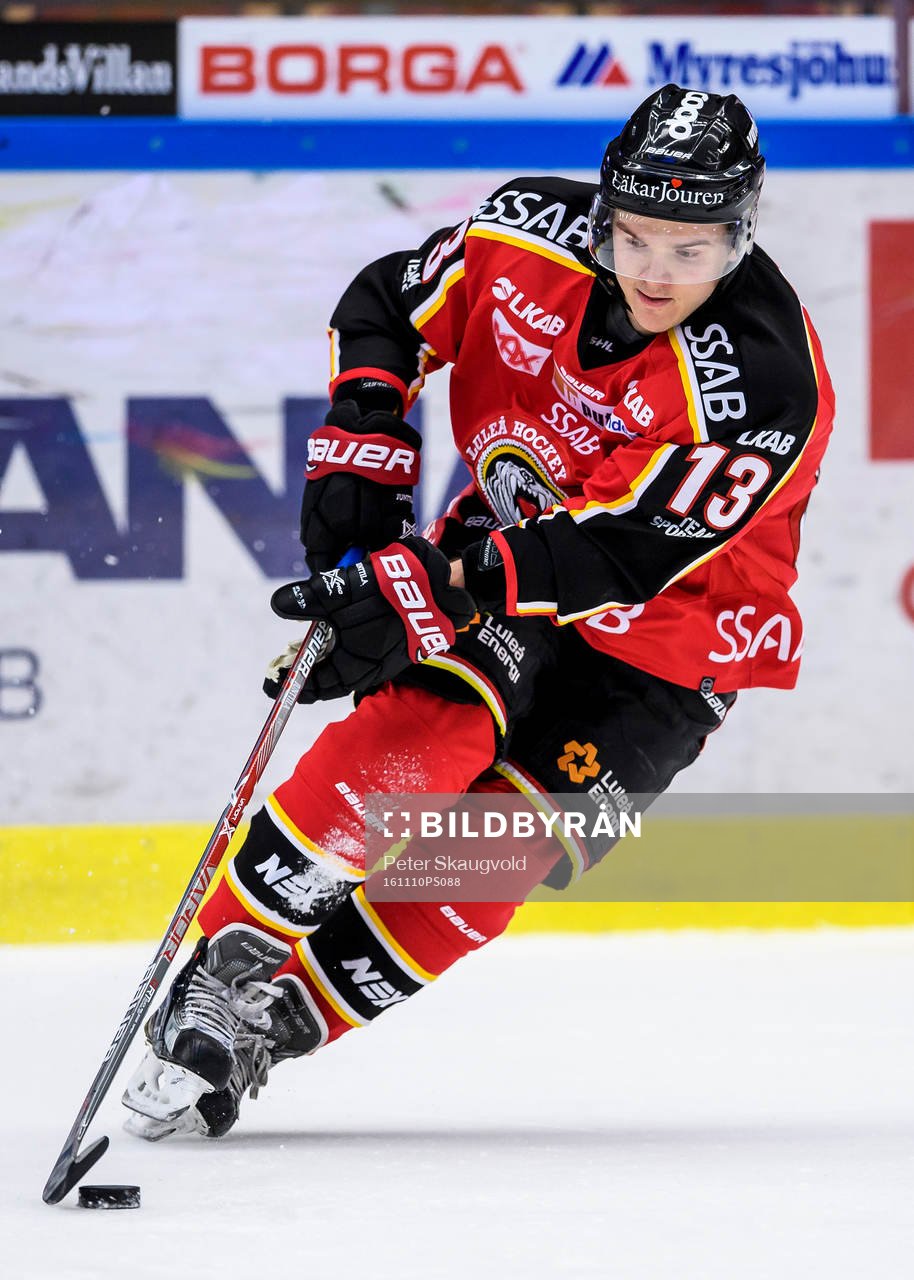 Luleås Julius Junttila med pucken