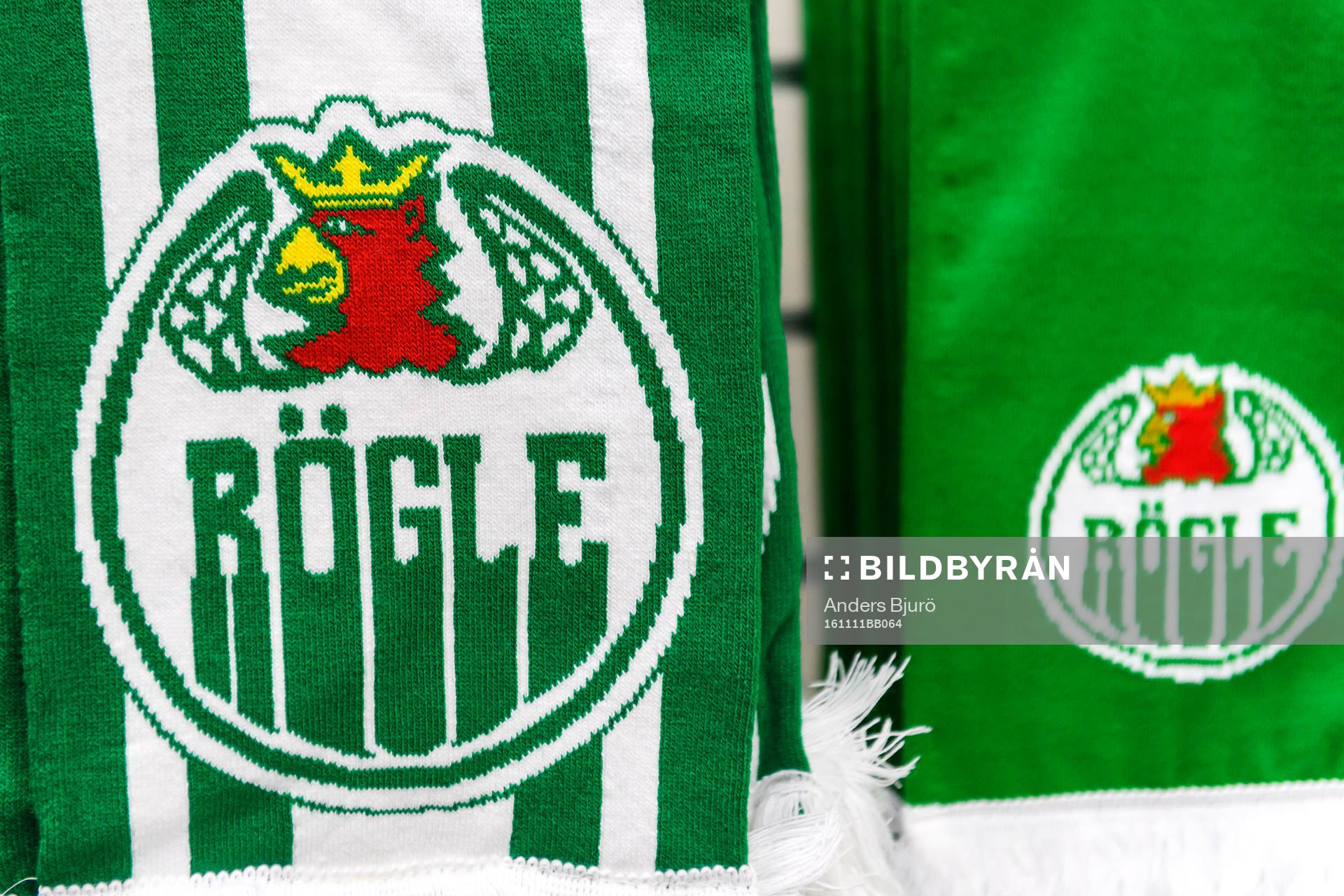 En halsduk med Rögles logo