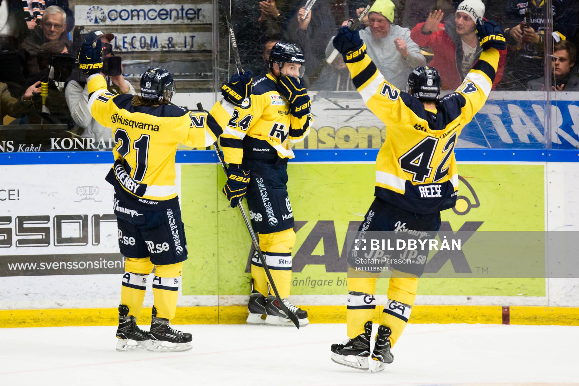 s Mattias Tedenby, Erik Christensen och Dylan Reese jublar