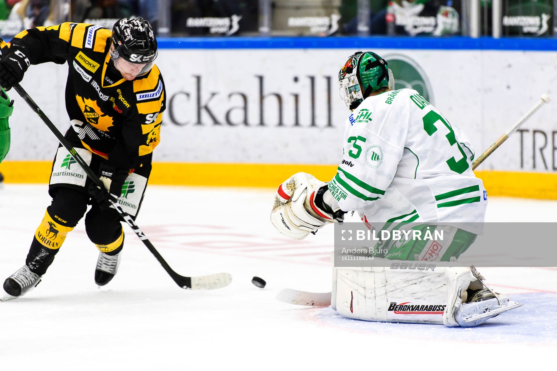 Skellefteås Sebastian Ohlsson oroar framför Rögles