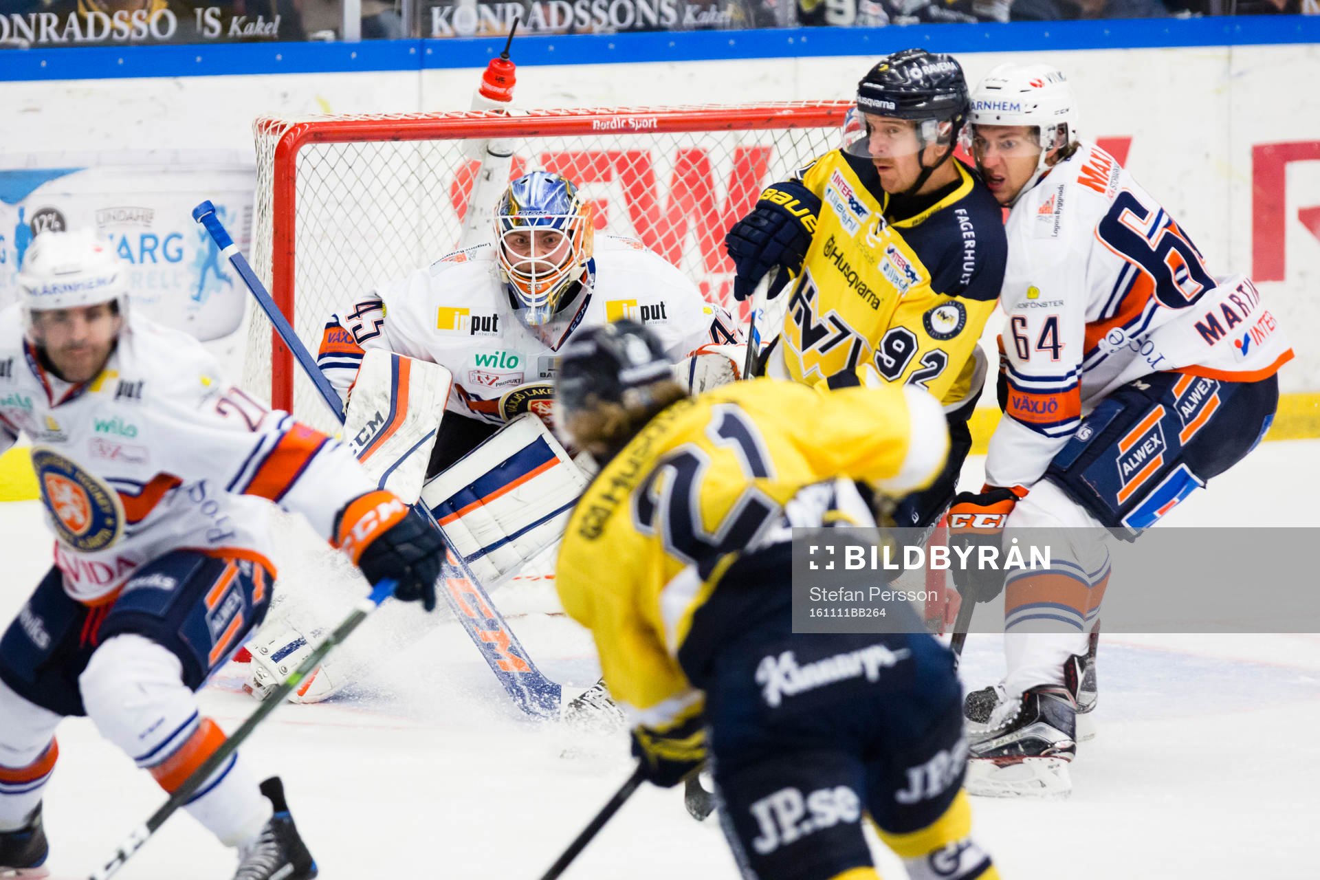 s Mattias Tedenby skjuter ett skott mot Växjös målvakt