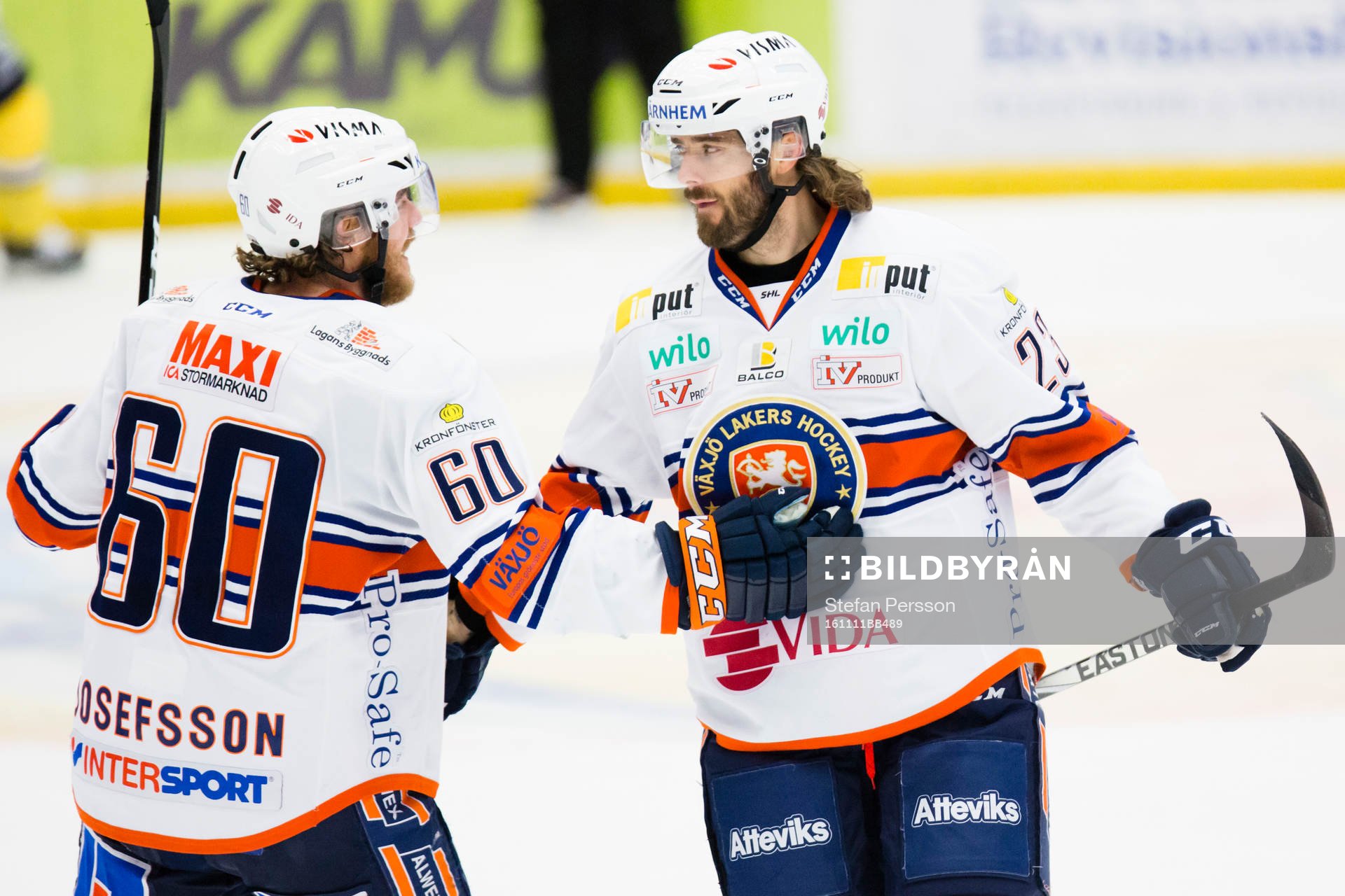 Växjös Erik Josefsson och Ville Leino jublar
