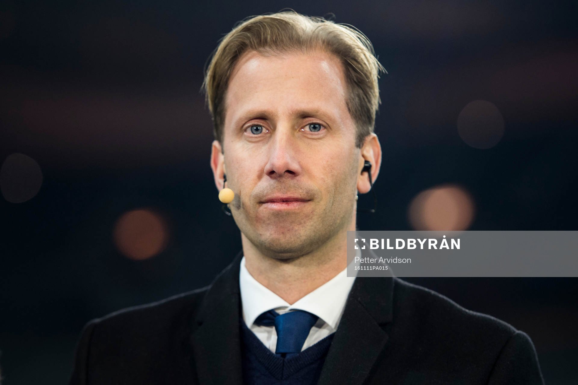 Eurosports studio Simon Bank under fotbollsmatchen i VM-kvalet mellan Frankrike och Sverige den 11 november 2016 i Saint-Denis.