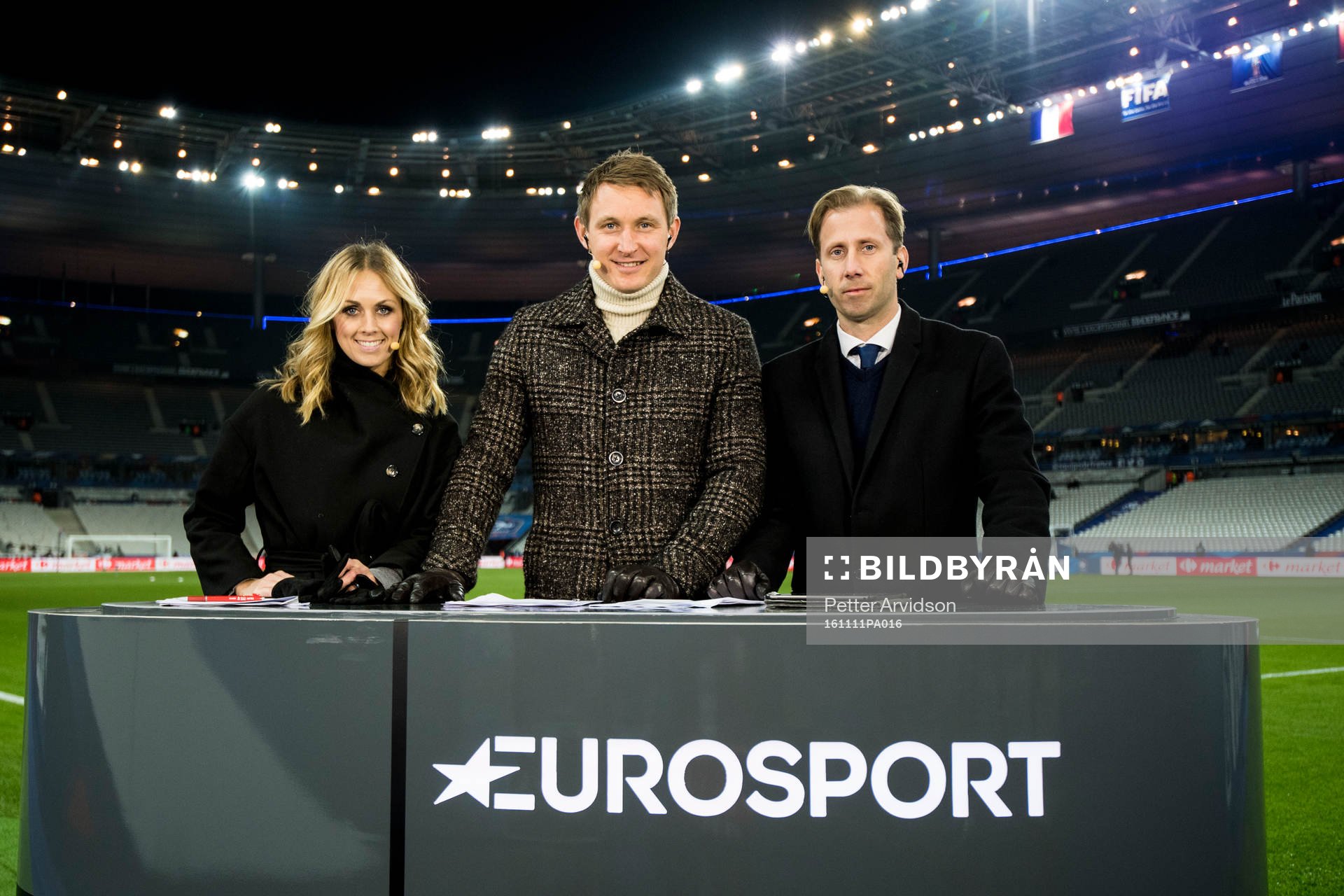 Eurosports studio med Karin Frick, Kim Källström och Simon Bank under fotbollsmatchen i VM-kvalet mellan Frankrike och Sverige den 11 november 2016 i Saint-Denis.