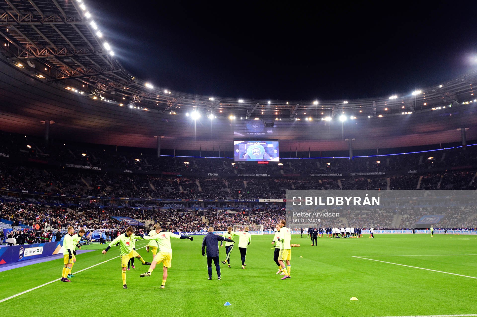 Sveriges spelare värmer upp på Stade de France