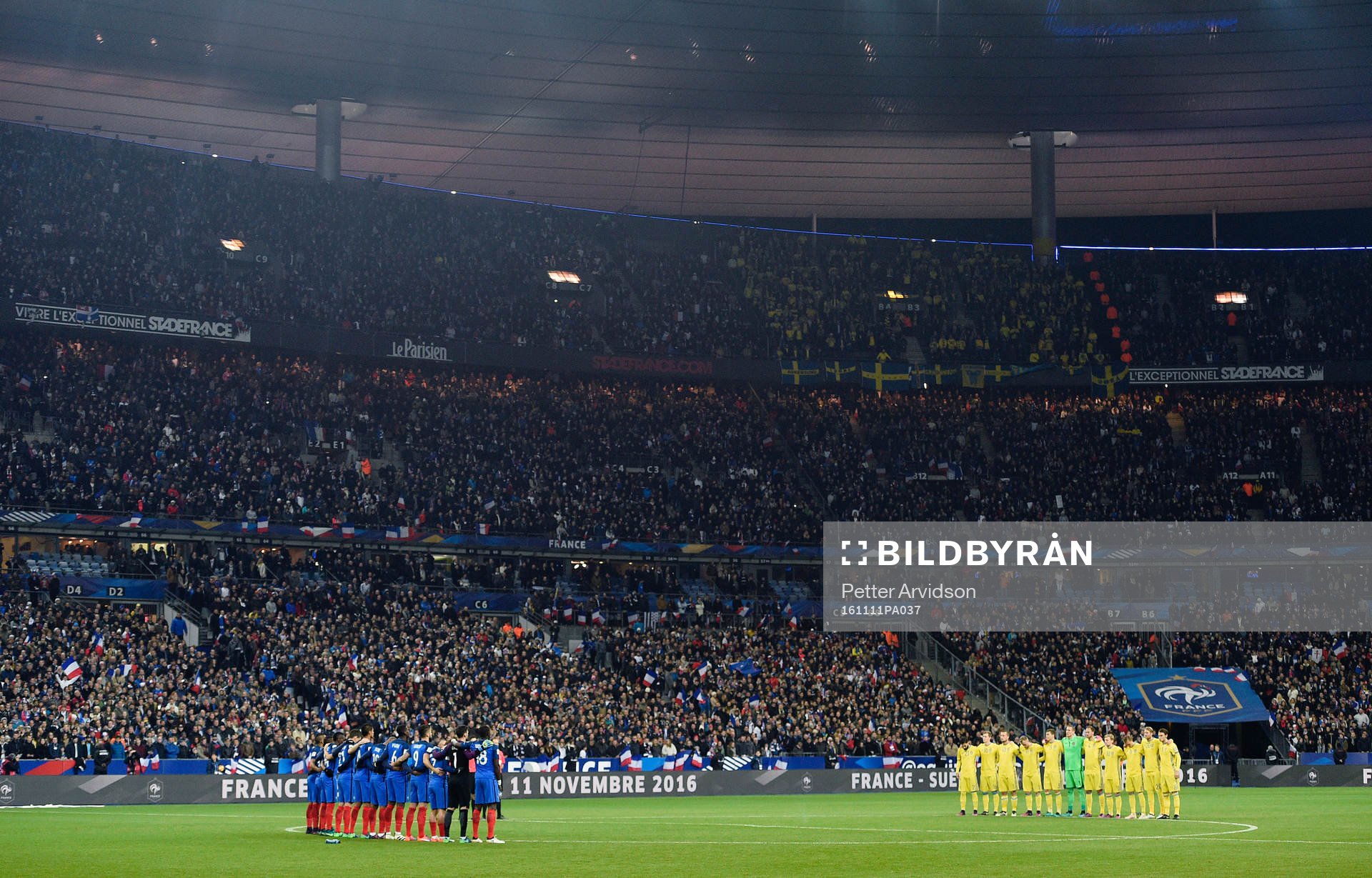 En tyst minut på Stade de France för att hedra offren