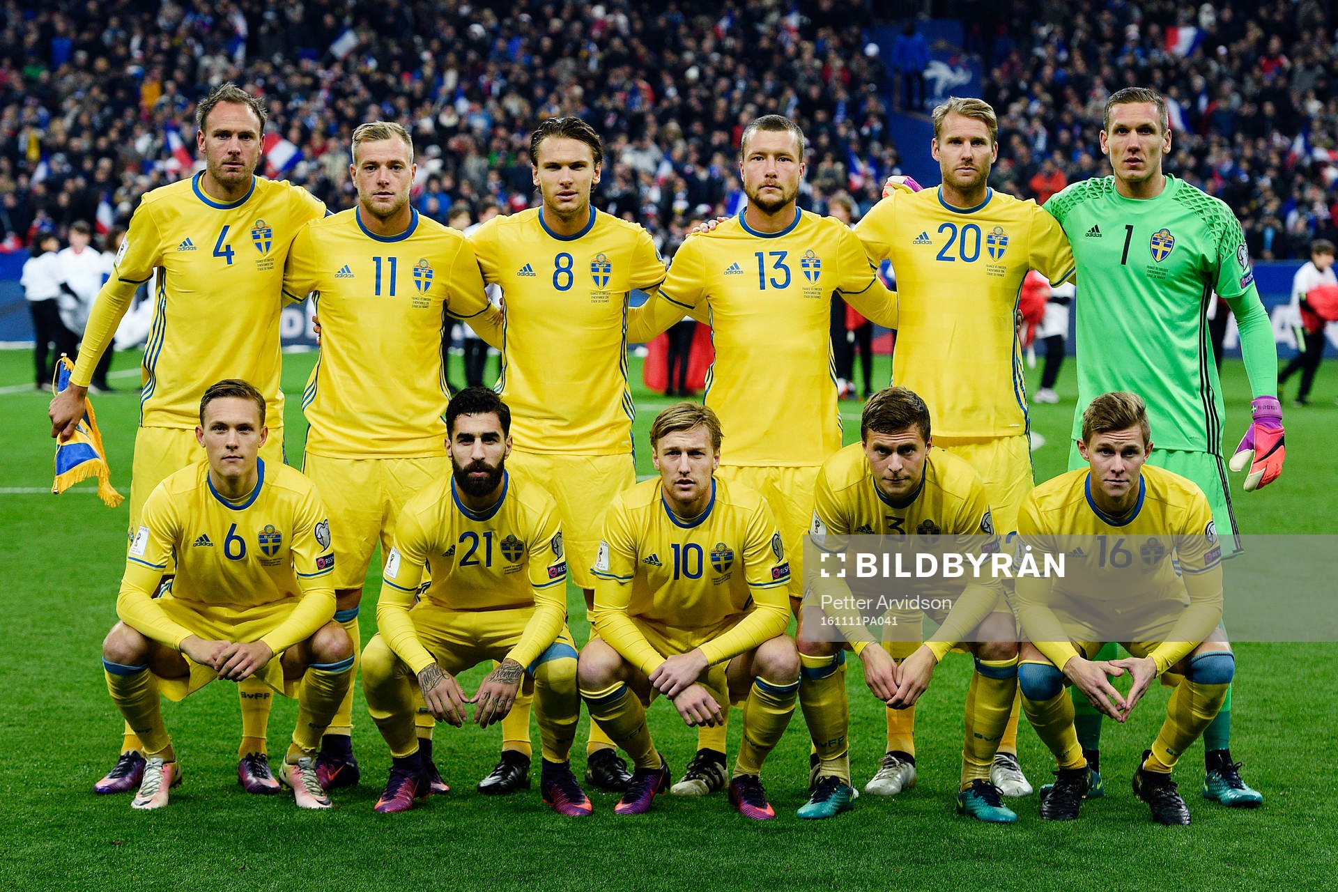 Sveriges spelare står uppställda för en lagbild, övre