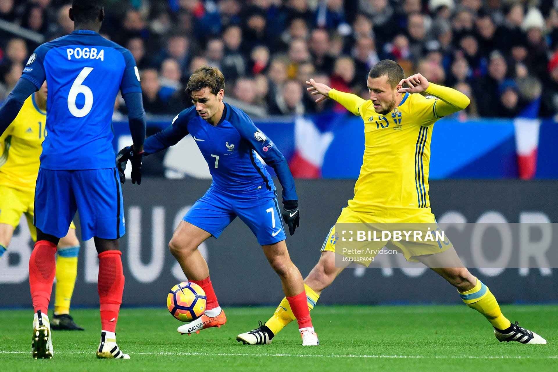 Frankrikes Antoine Griezmann och Sveriges Jakob Johansson