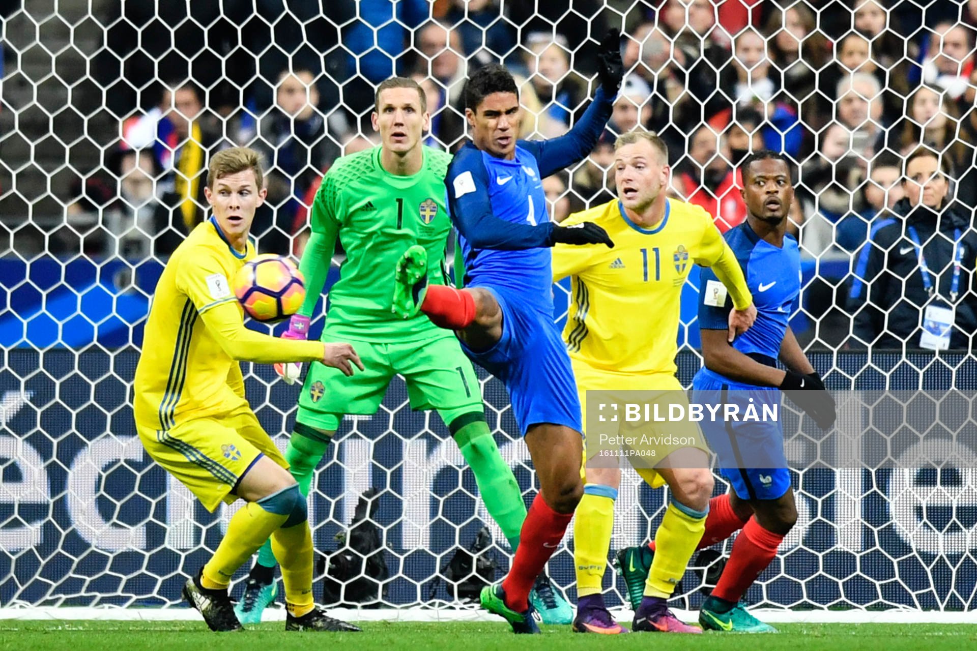 Frankrikes Raphael Varane och Patrice Evra framför