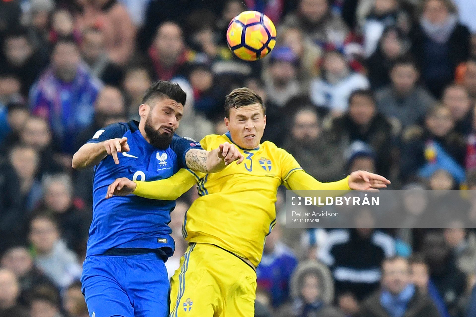 Frankrikes Olivier Giroud och Sveriges Victor Nilsson
