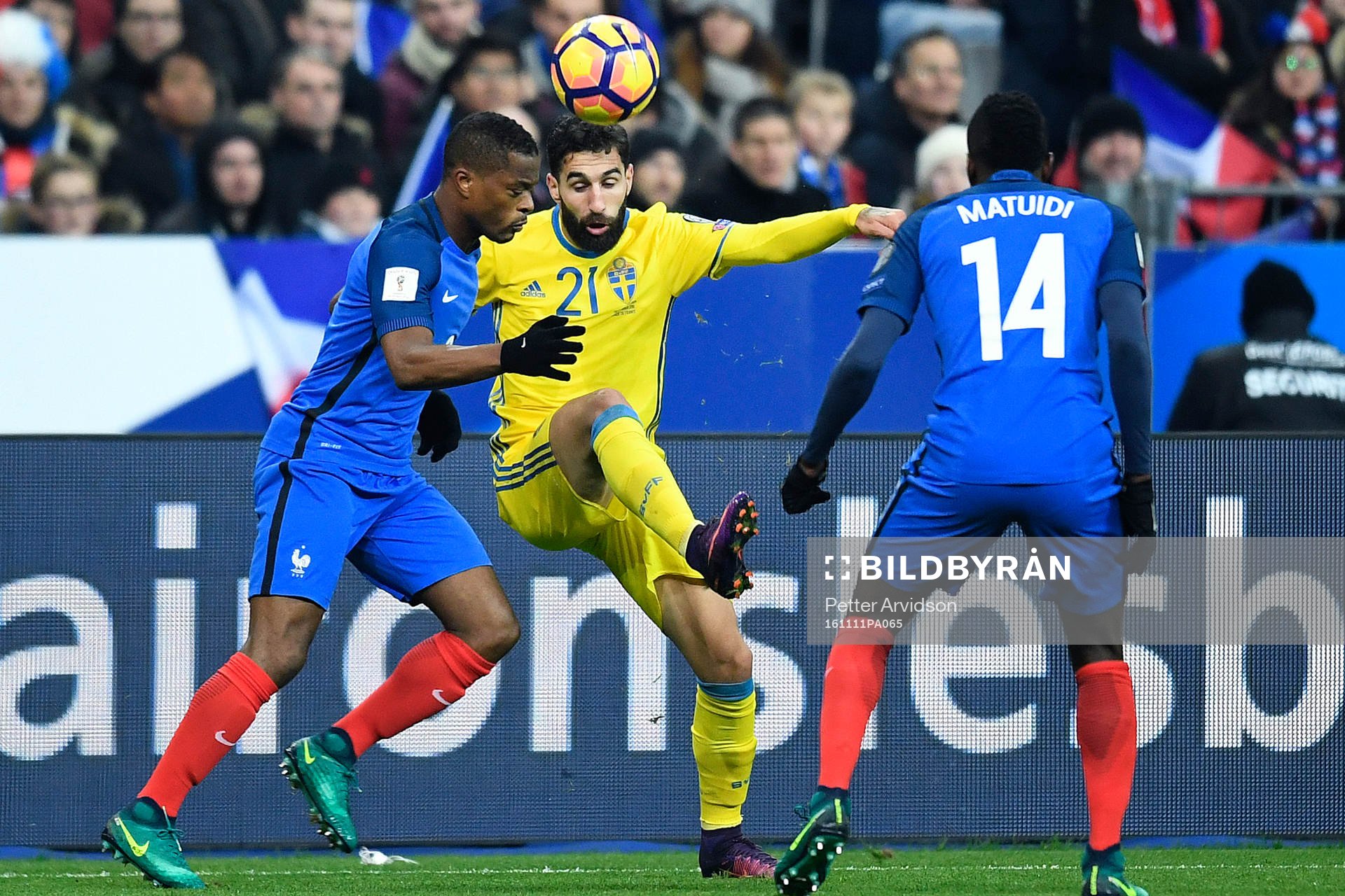 Sveriges Jimmy Durmaz mot Frankrikes Patrice Evra och