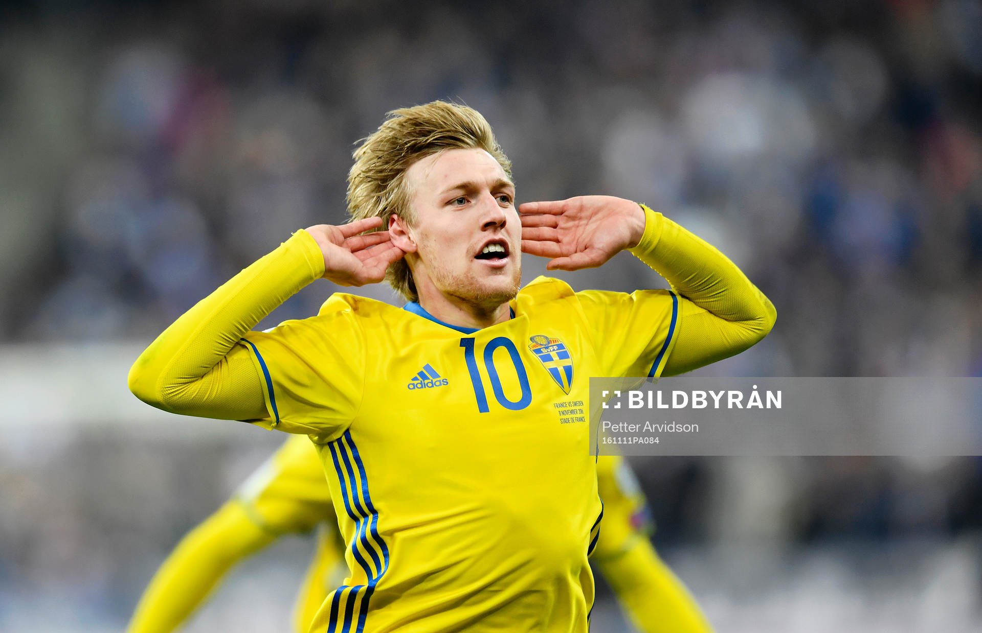Sveriges Emil Forsberg jublar efter att han har gjort 1-0 under fotbollsmatchen i VM-kvalet mellan Frankrike och Sverige den 11 november 2016 i Saint-Denis.