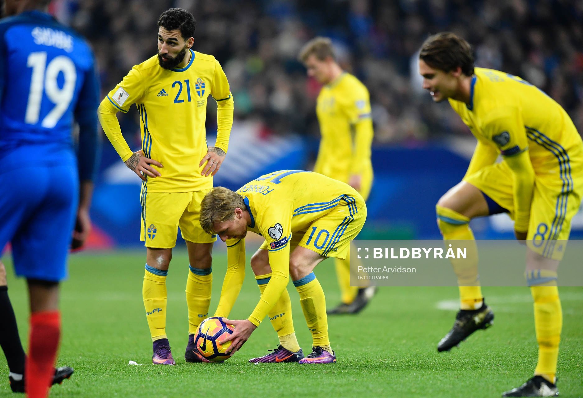 Sveriges Emil Forsberg lägger bollen till rätta innan