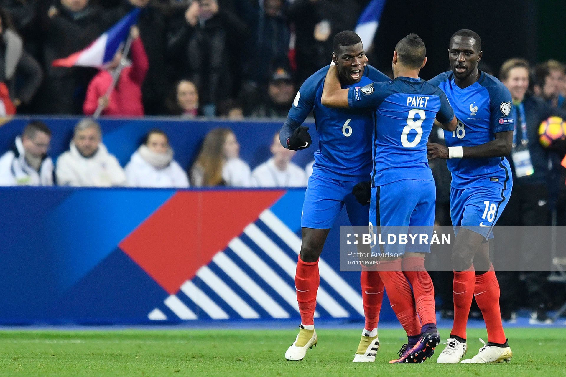 Frankrikes Paul Pogba gör 1-1 och jublar med Dimitri Payet
