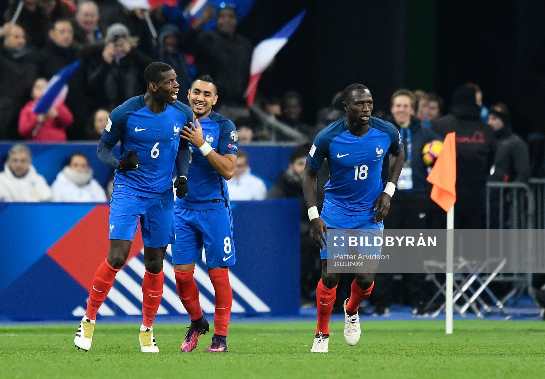 Frankrikes Paul Pogba gör 1-1 och jublar med Dimitri Payet