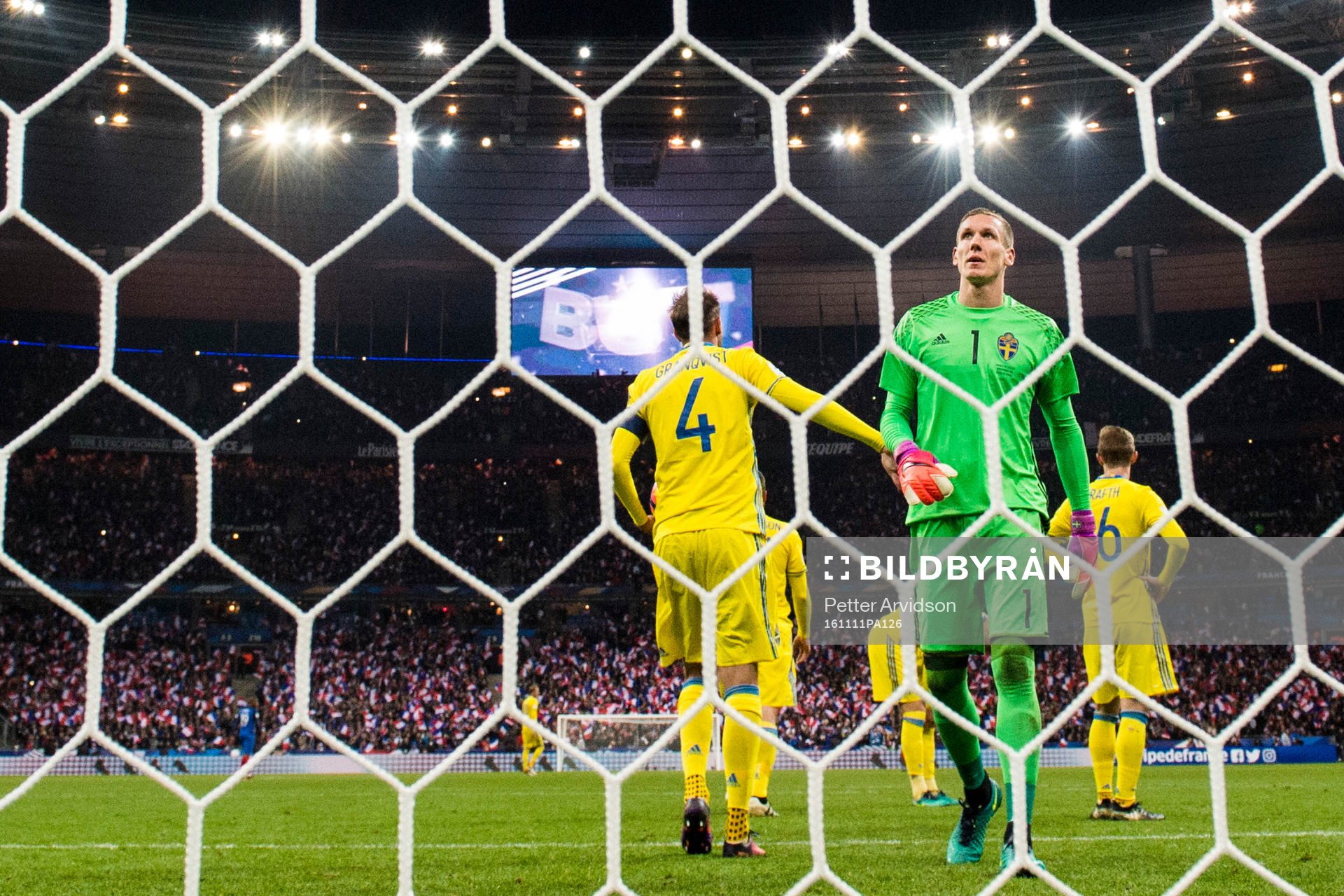 Sveriges Andreas Granqvist och målvakt Robin Olsen deppar