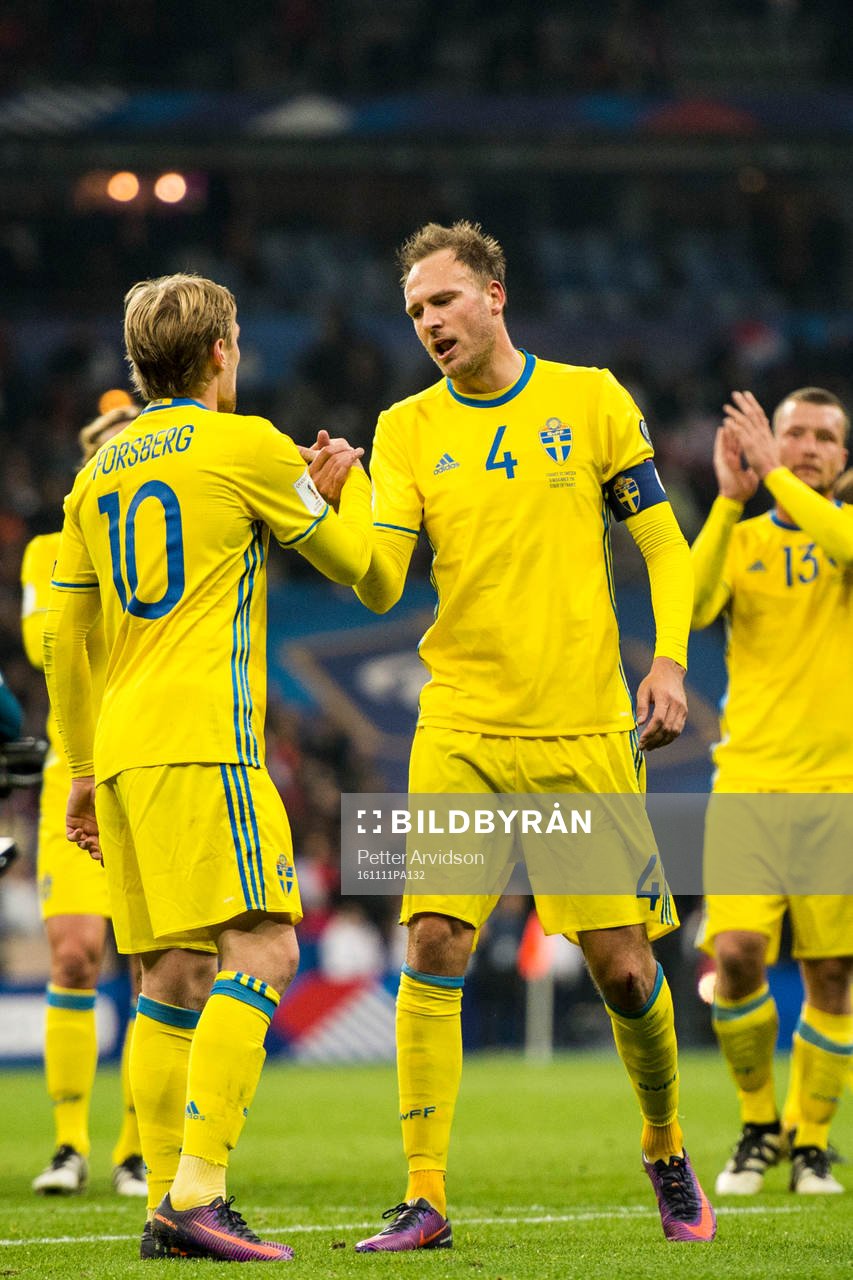 Sveriges Emil Forsberg och Andreas Granqvist deppar