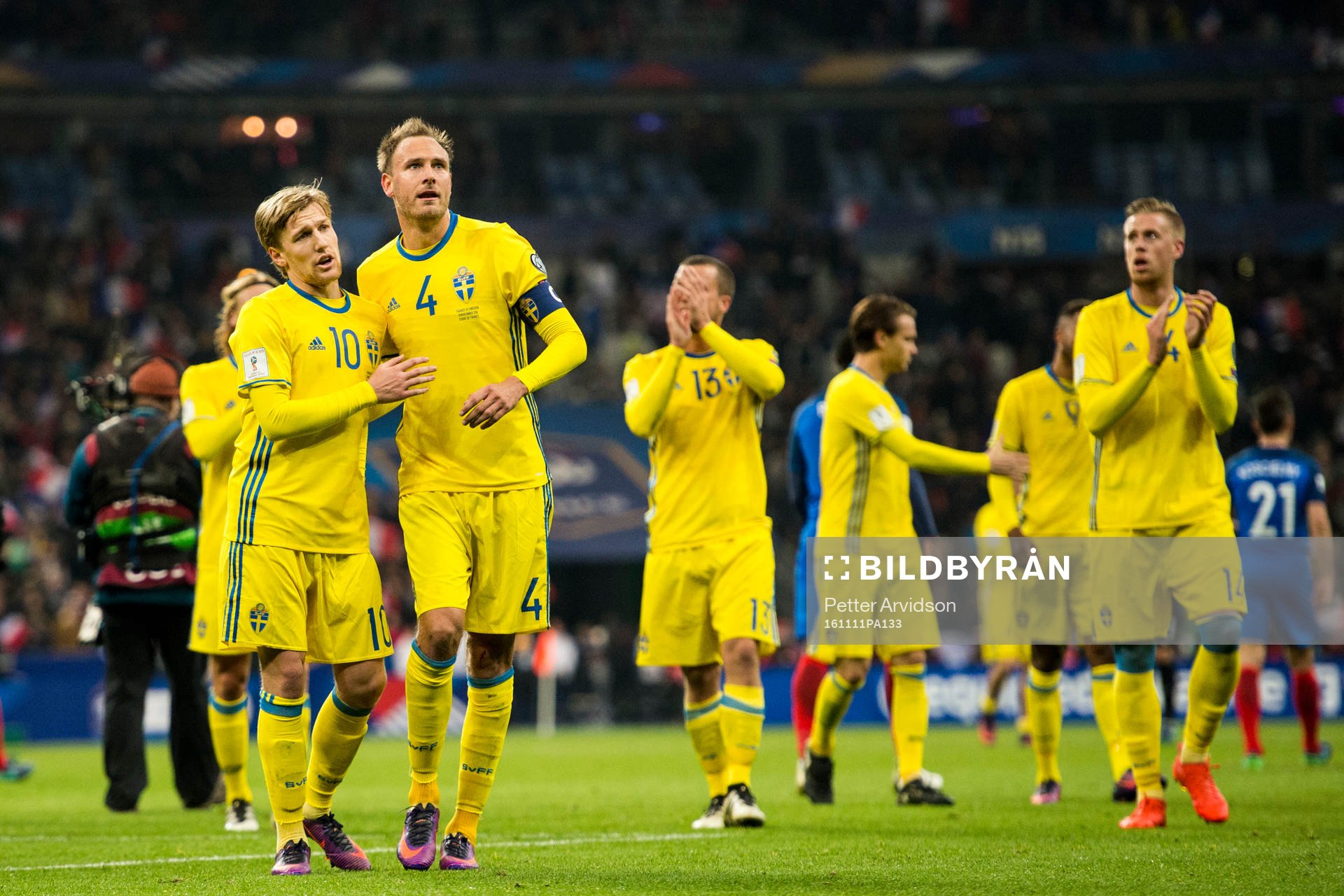 Sveriges Emil Forsberg och Andreas Granqvist deppar