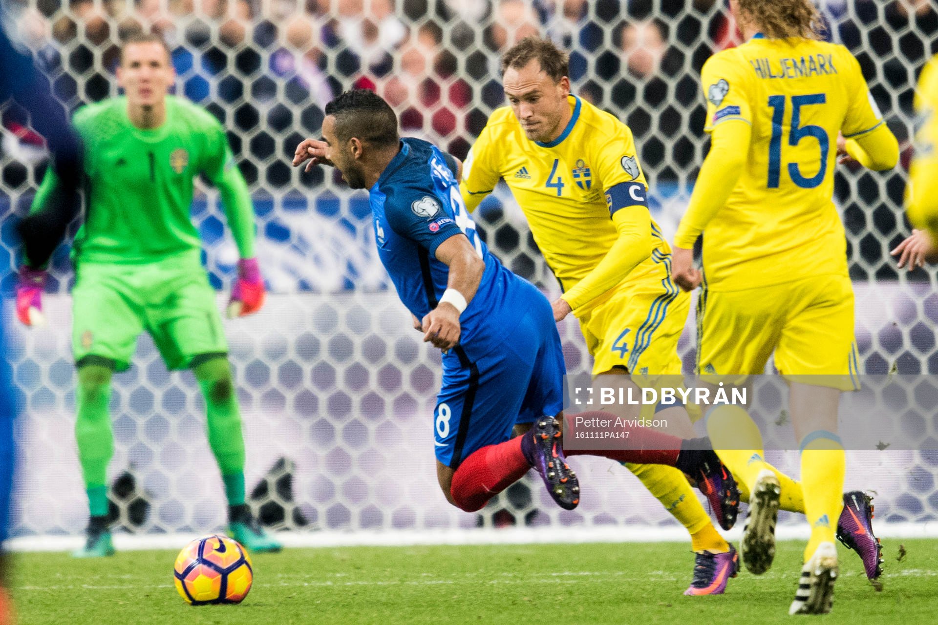 Frankrikes Dimitri Payet faller i kamp med Sveriges Andreas Granqvist under fotbollsmatchen i VM-kvalet mellan Frankrike och Sverige den 11 november 2016 i Saint-Denis.