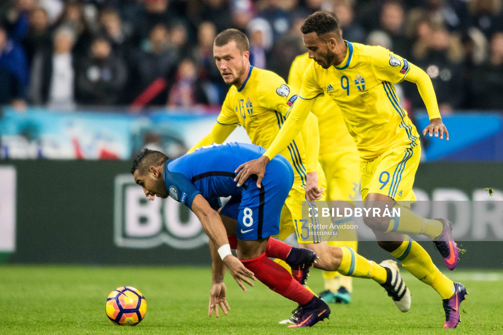 Frankrikes Dimitri Payet i kamp med Sveriges Jakob Johansson och Isaac Kiese Thelin under fotbollsmatchen i VM-kvalet mellan Frankrike och Sverige den 11 november 2016 i Saint-Denis.