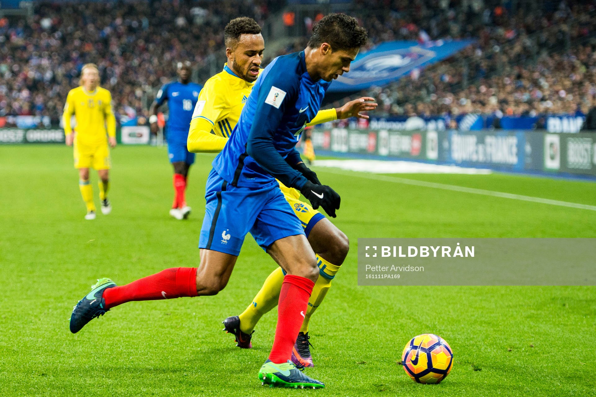 Frankrikes Raphael Varane och Sveriges Isaac Kiese Thelin