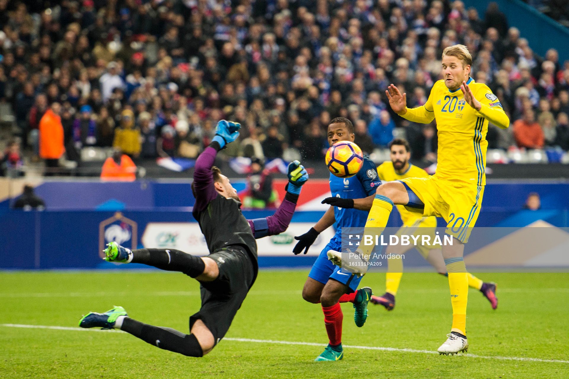 Sveriges Ola Toivonen med målchans mot Frankrikes Patrice