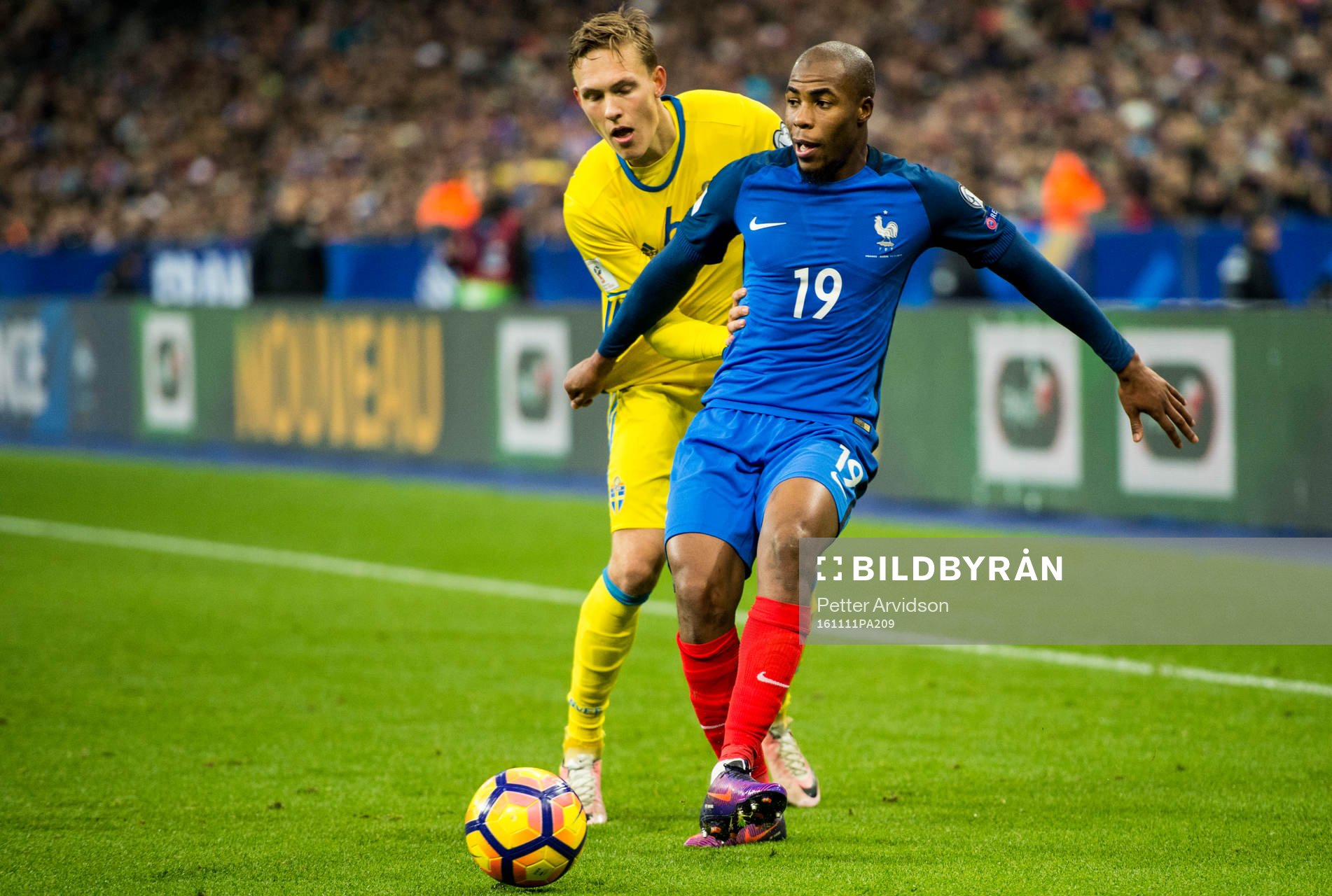 Sveriges Ludwig Augustinsson och Frankrikes Djibril Sidibé