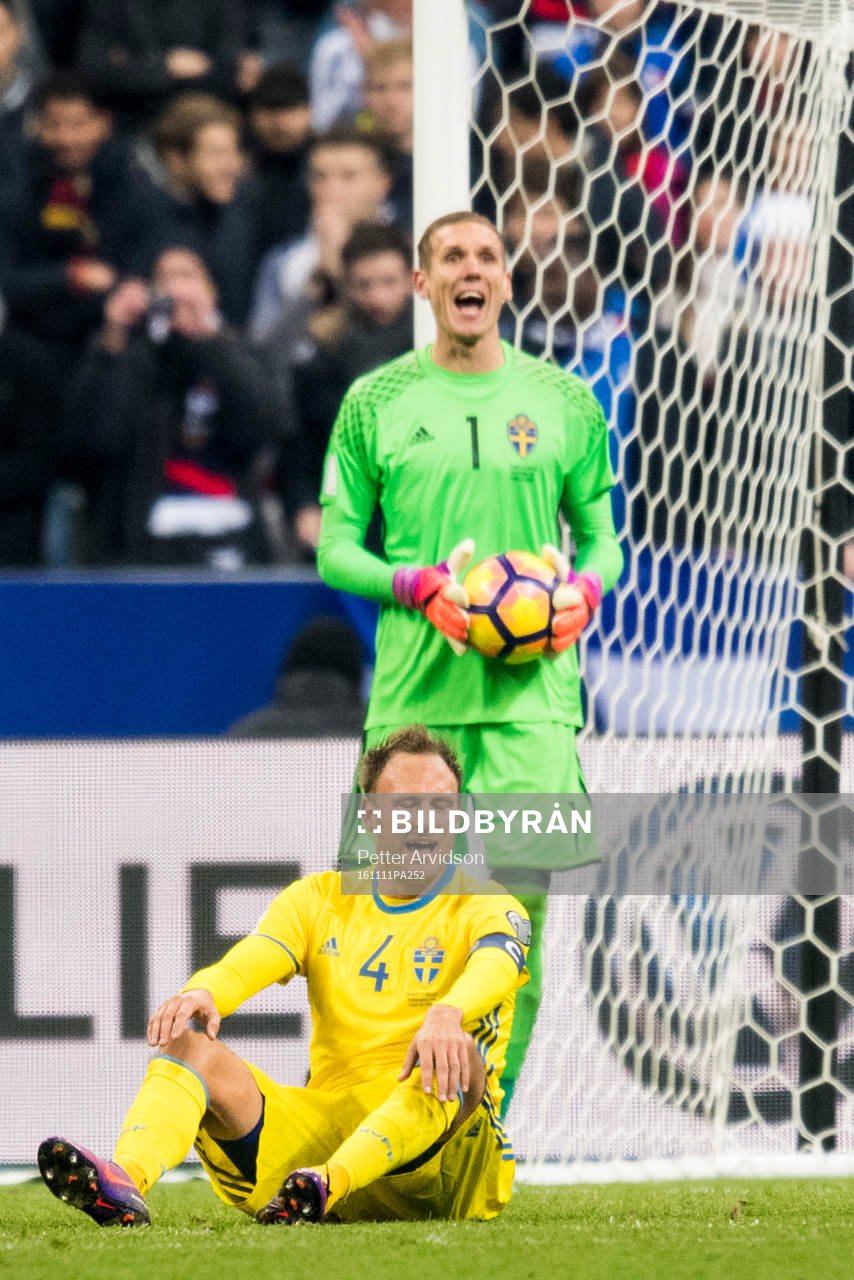 Sveriges Andreas Granqvist och målvakt Robin Olsen deppar