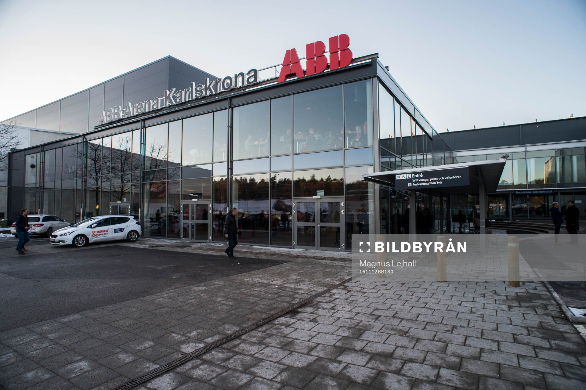 Exteriört ABB arena Rosenholm innan ishockeymatchen i SHL