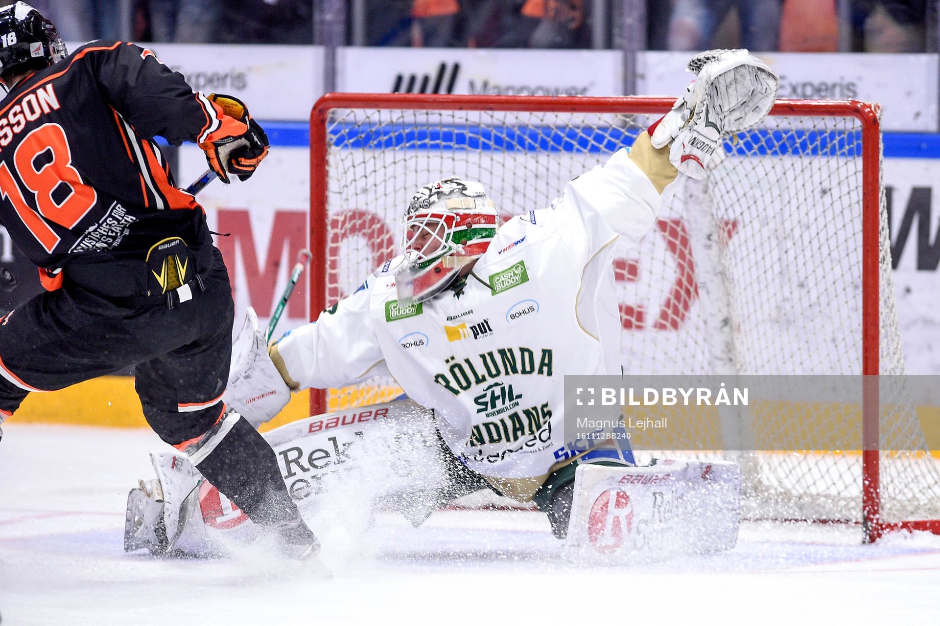 Karlskronas Emil Larsson och Frölundas målvakt Johan