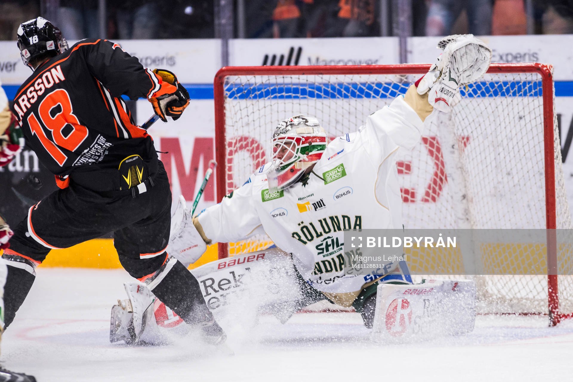 Karlskronas Emil Larsson utmanar Frölundas målvakt Johan