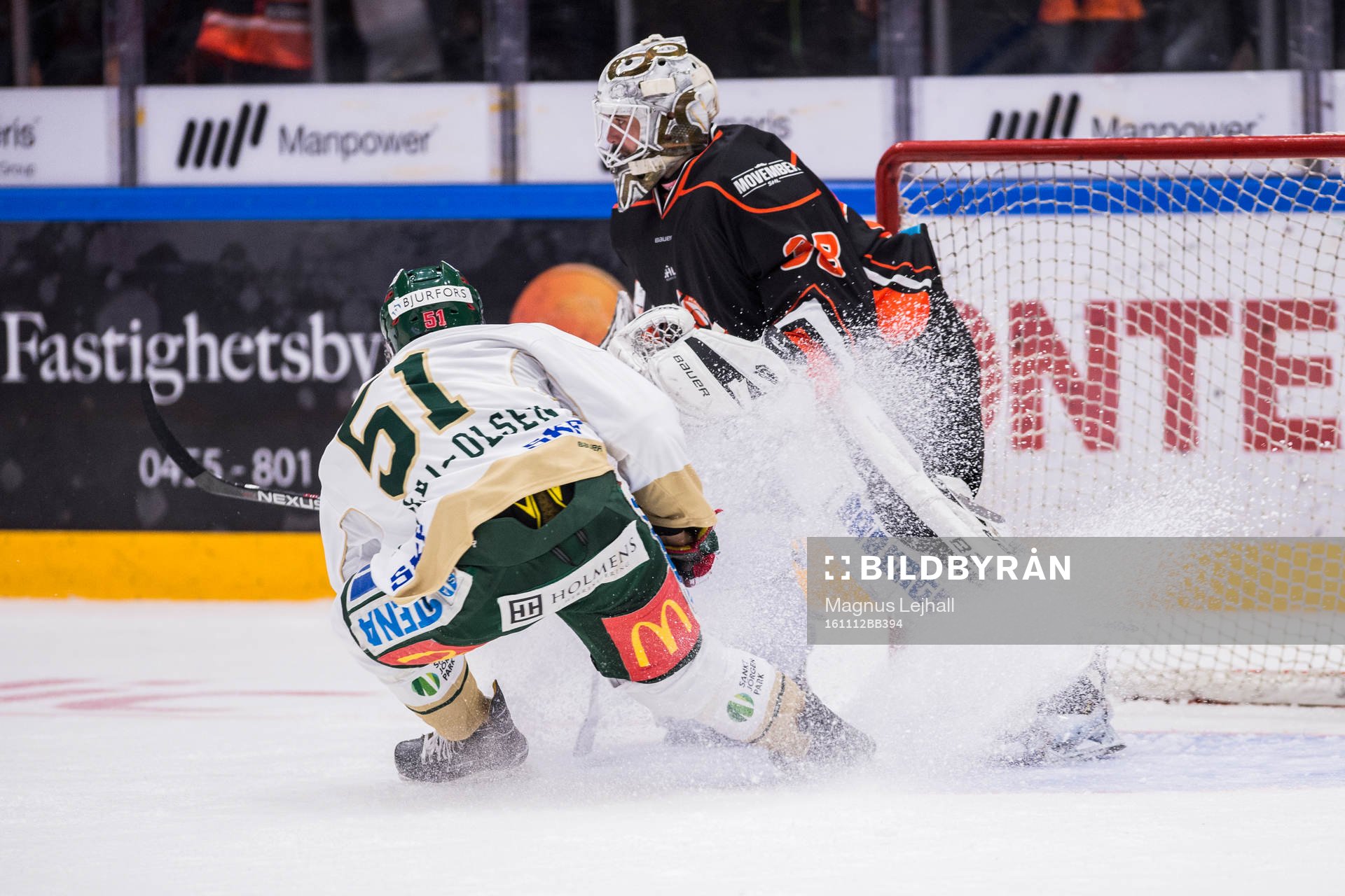 Frölundas Mats Rosseli Olsen framför Karlskronas målvakt