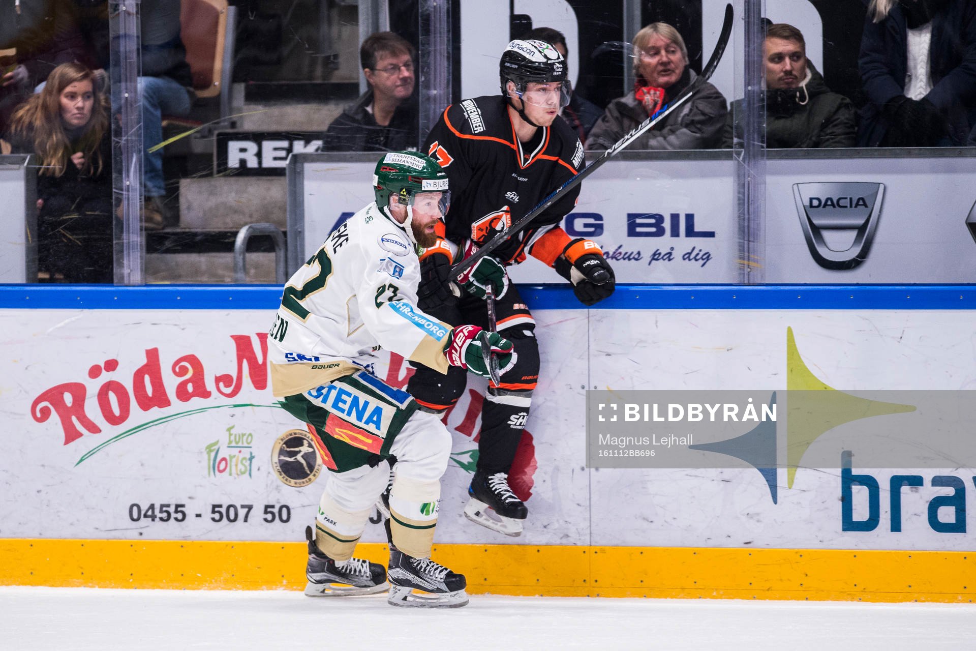 Karlskronas Joel Kellman  får sig en tryckare av