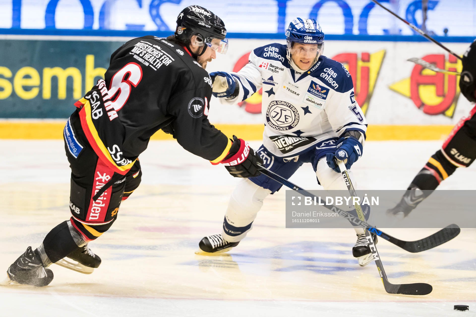 Leksands Ben Youds i kamp om pucken med Luleås Craig