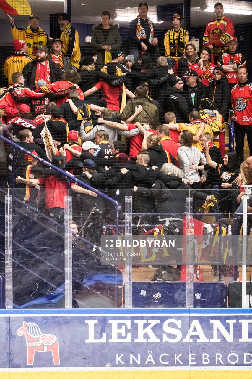 Luleå fansen vänder ryggen mot isen i ishockeymatchen i