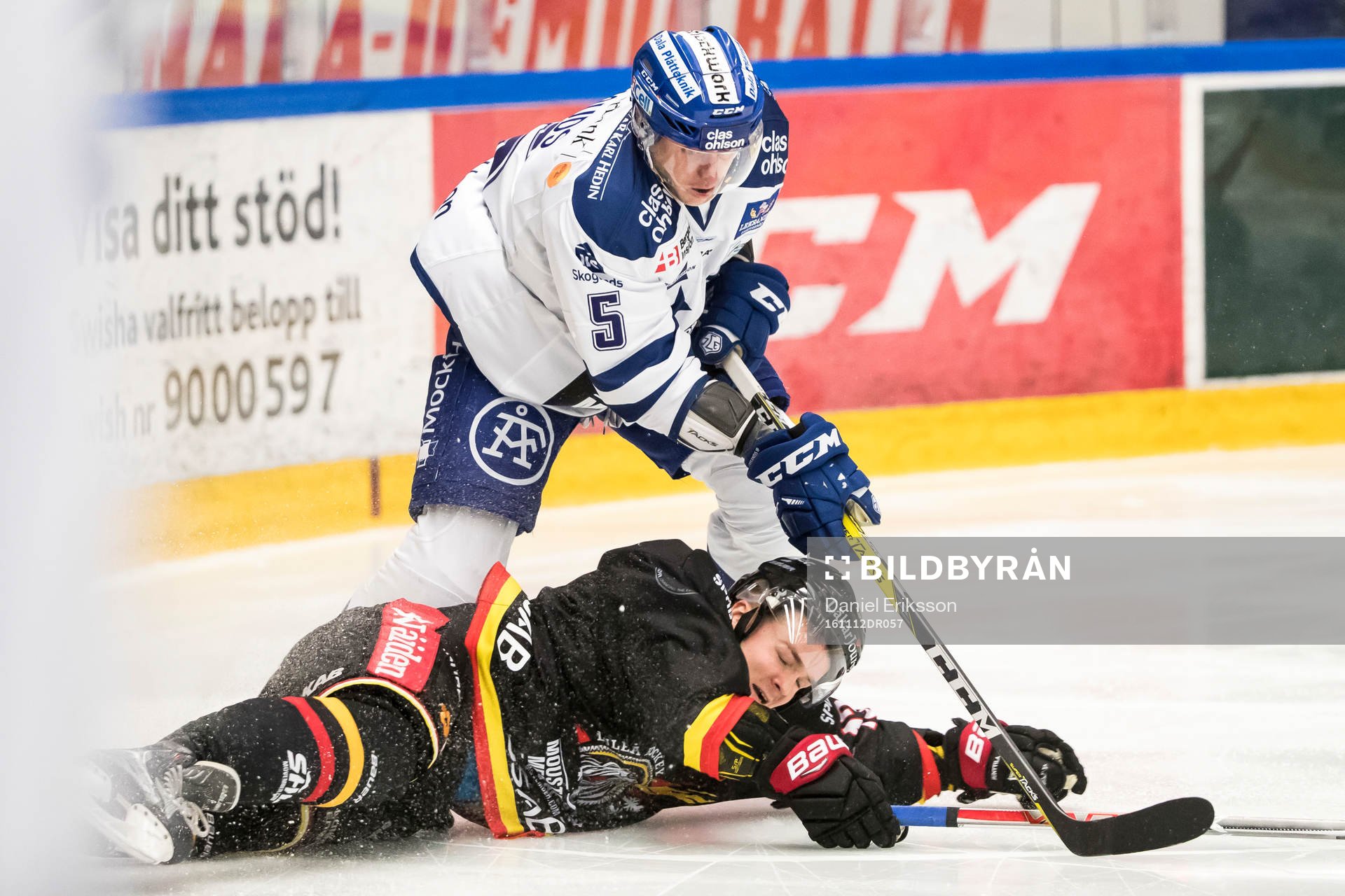 Luleås Tim Kennedy faller framför Leksands Ben Youds  i
