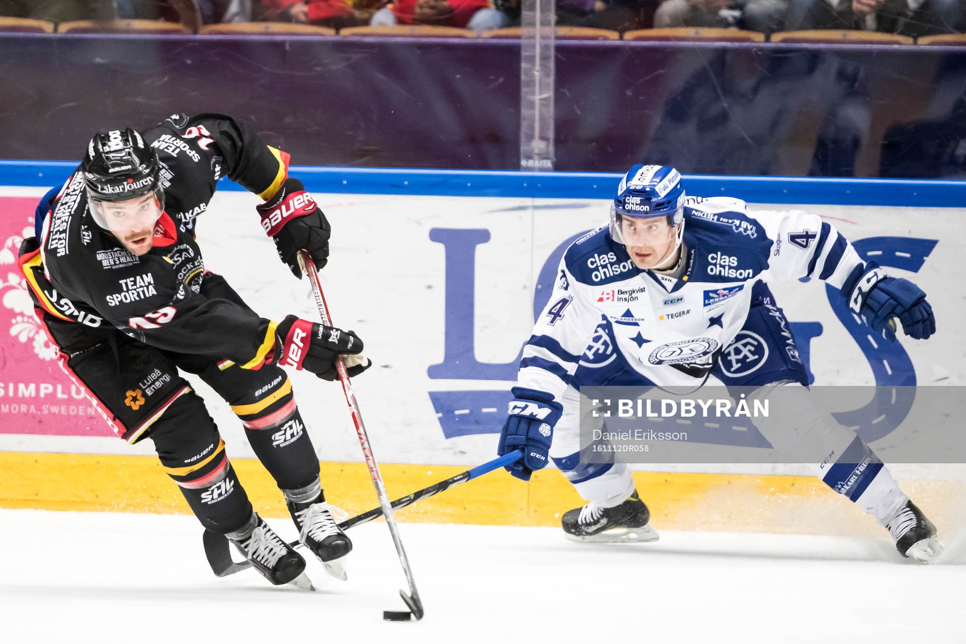 Luleås Jacob Lagacé med pucken framför Leksands Nichlas