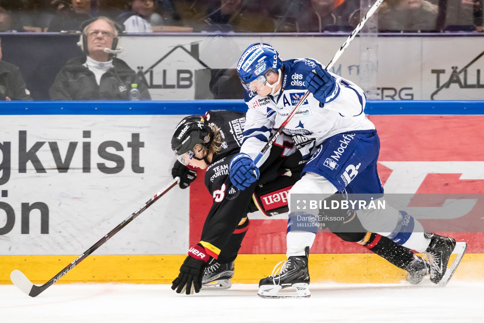 Luleås Pontus Själin tacklas av Leksands Martin Karlsson