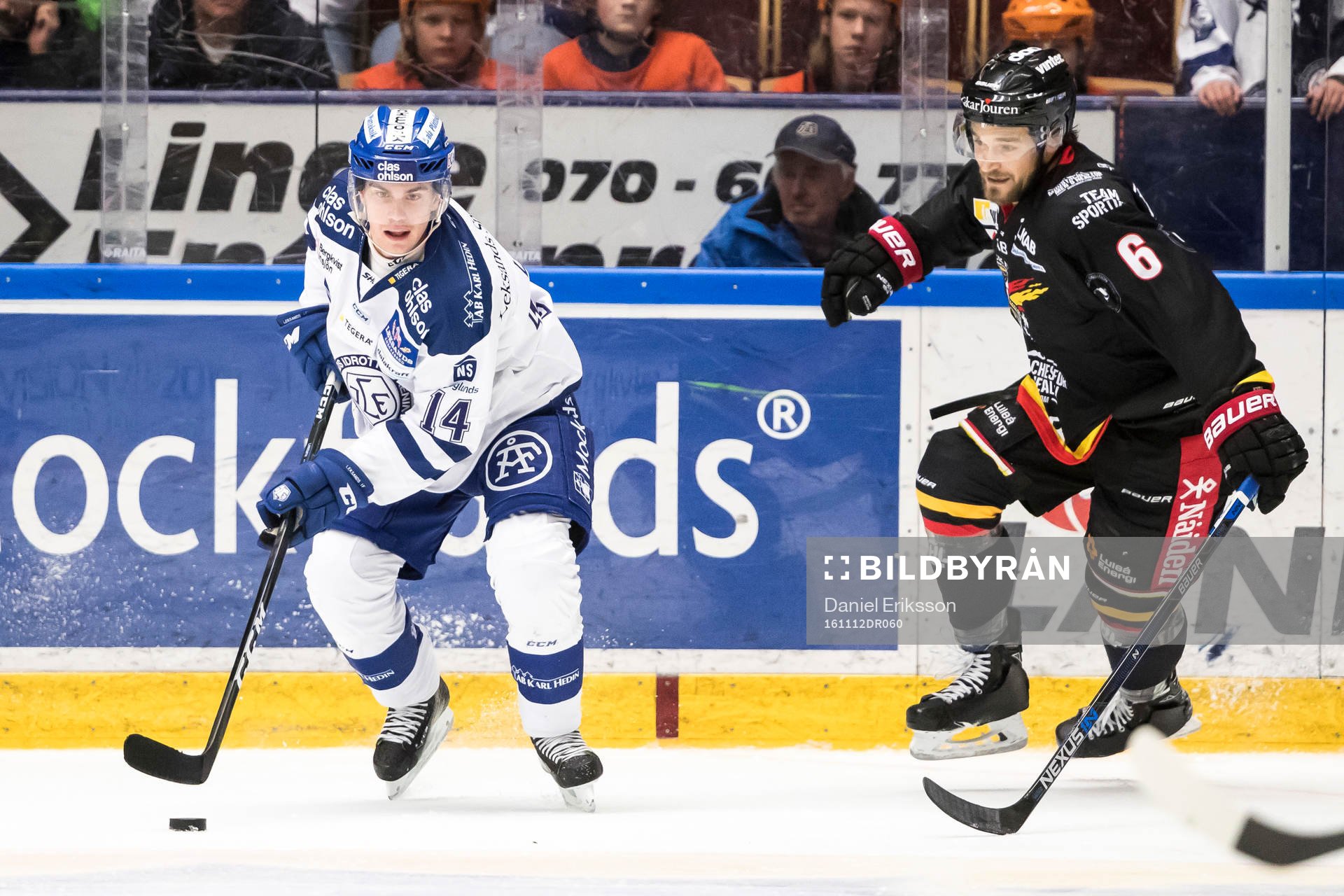 Leksands Oskar Lang med pucken framför Luleås Craig