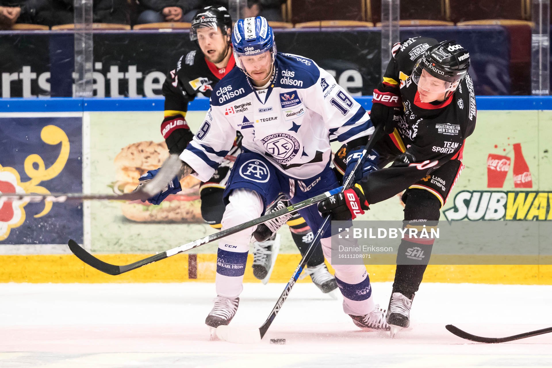 Leksands Alexander Ytterell i kamp om pucken med Luleås